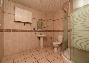 على البحر مباشرة وفي مركز الانيا - شقة 3 غرف وصالة - مناسبة كاستثمار ناجح . 