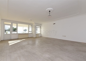 على البحر مباشرة وفي مركز الانيا - شقة 3 غرف وصالة - مناسبة كاستثمار ناجح . 