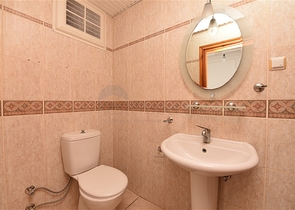 على البحر مباشرة وفي مركز الانيا - شقة 3 غرف وصالة - مناسبة كاستثمار ناجح . 