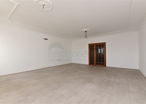 على البحر مباشرة وفي مركز الانيا - شقة 3 غرف وصالة - مناسبة كاستثمار ناجح . 