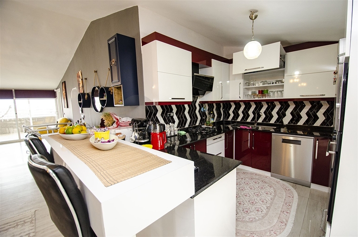 شقة واسعة 4 + 1 مطلة على البحر في أنطاليا