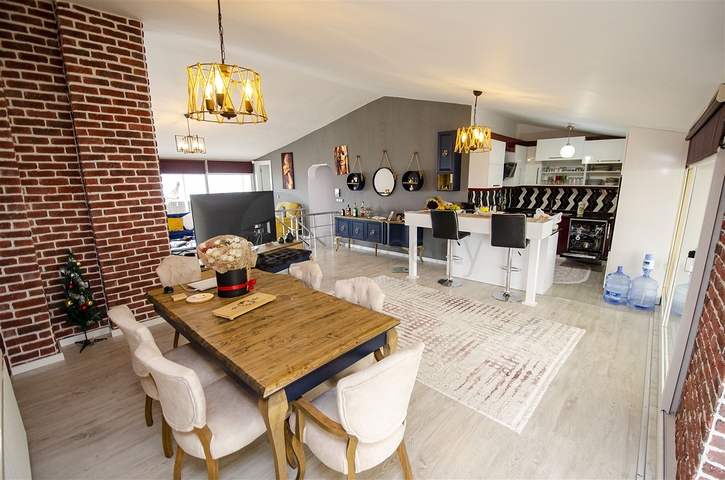 شقة واسعة 4 + 1 مطلة على البحر في أنطاليا