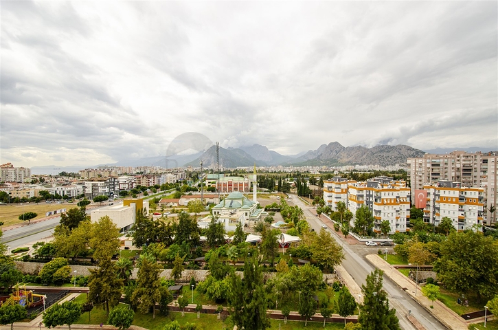 شقة واسعة 4 + 1 مطلة على البحر في أنطاليا