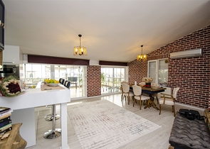 شقة واسعة 4 + 1 مطلة على البحر في أنطاليا