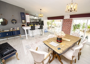 شقة واسعة 4 + 1 مطلة على البحر في أنطاليا