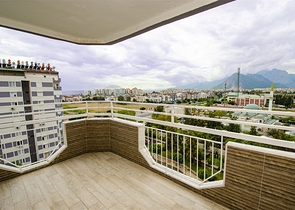 شقة واسعة 4 + 1 مطلة على البحر في أنطاليا