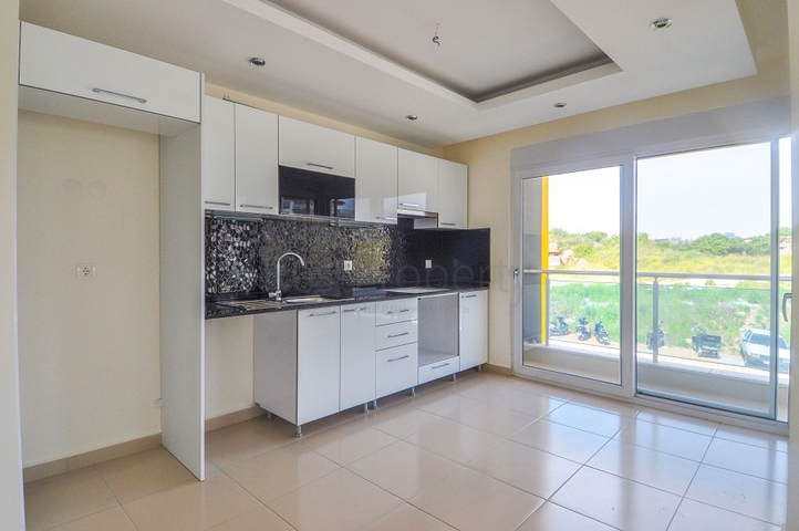 اطلالة بحر - شقة غرفة وصالة - مجمع بخدمات 5 نجوم -في منطقة كاستل الراقية / الانيا 