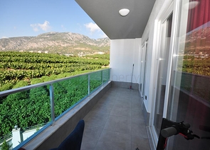 اطلالة جبلية خضراء - شقة غرفة وصالة مفروشة - ضمن مجمع سكني حديث - في مهموتلار / الانيا 