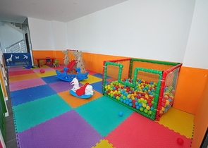 اطلالة جبلية خضراء - شقة غرفة وصالة مفروشة - ضمن مجمع سكني حديث - في مهموتلار / الانيا 