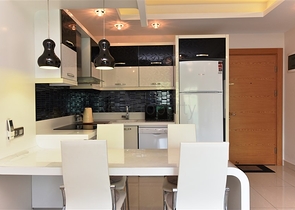 اسكن ضمن مجمع فاخر - شقة مؤثثة تصميم 1+1 - في مهموتلار /الانيا 