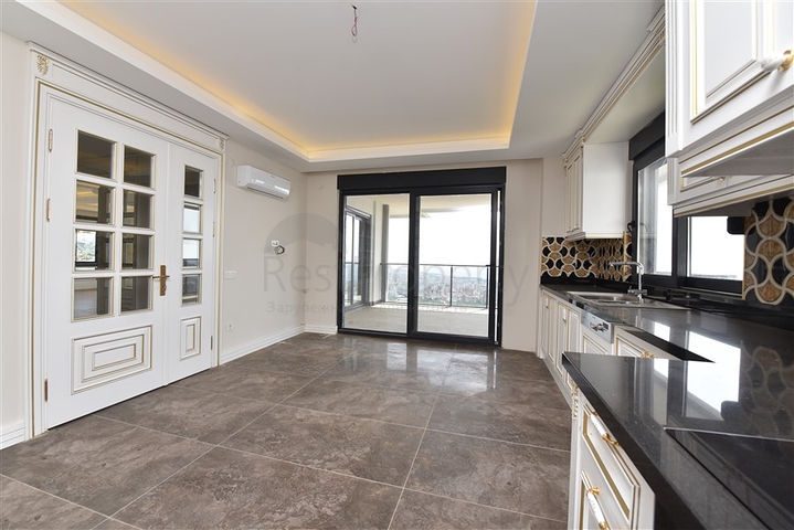 فيلا فاخرة - اطلالة بحر وقلعة - 7 غرف نوم - مسبح وحديقة خاص - في مركز الانيا 