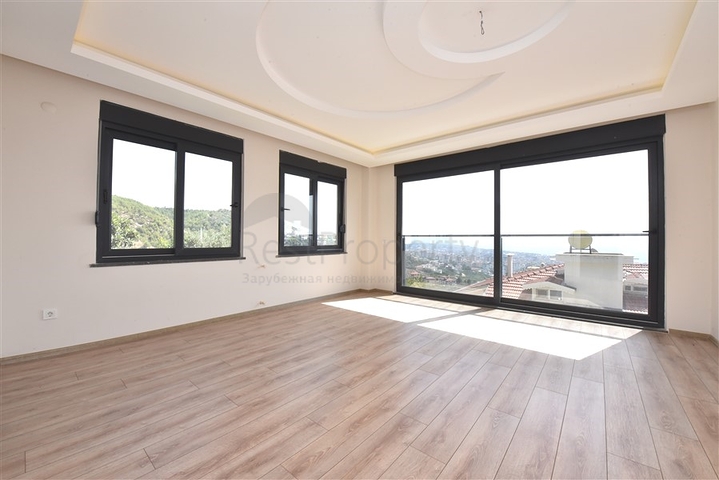 فيلا فاخرة - اطلالة بحر وقلعة - 7 غرف نوم - مسبح وحديقة خاص - في مركز الانيا 