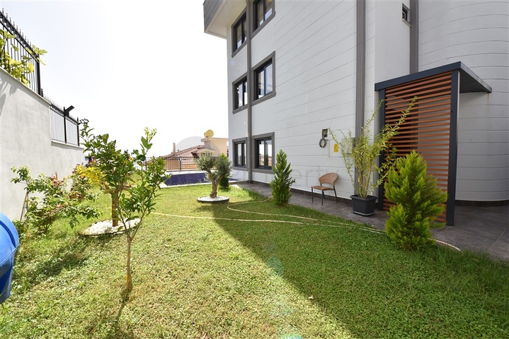 فيلا فاخرة - اطلالة بحر وقلعة - 7 غرف نوم - مسبح وحديقة خاص - في مركز الانيا 