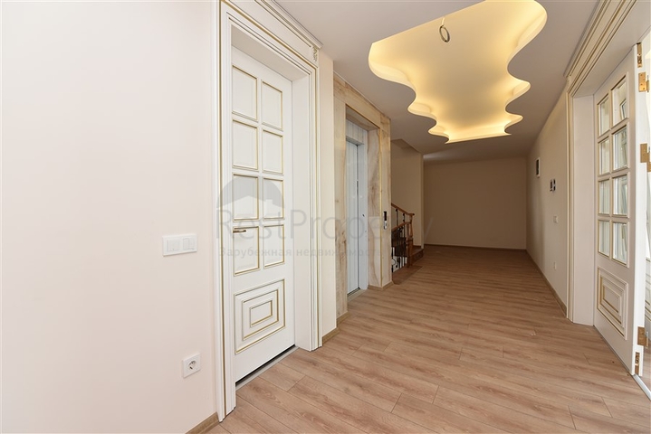 فيلا فاخرة - اطلالة بحر وقلعة - 7 غرف نوم - مسبح وحديقة خاص - في مركز الانيا 