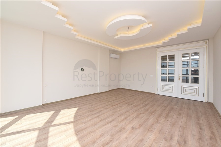 فيلا فاخرة - اطلالة بحر وقلعة - 7 غرف نوم - مسبح وحديقة خاص - في مركز الانيا 