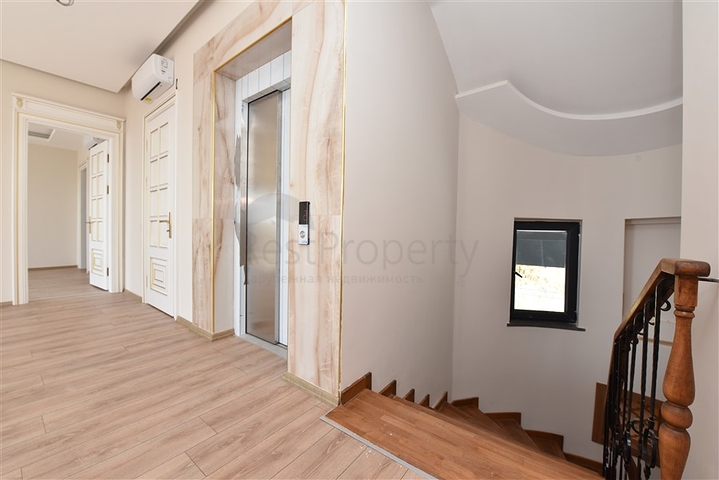 فيلا فاخرة - اطلالة بحر وقلعة - 7 غرف نوم - مسبح وحديقة خاص - في مركز الانيا 