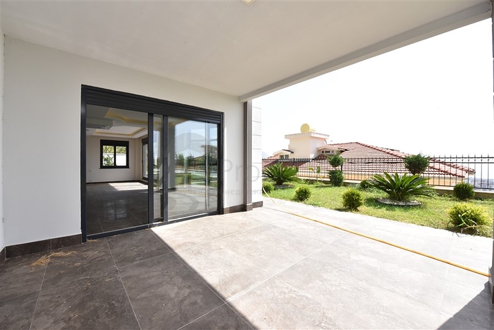 فيلا فاخرة - اطلالة بحر وقلعة - 7 غرف نوم - مسبح وحديقة خاص - في مركز الانيا 