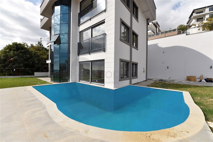 فيلا فاخرة - اطلالة بحر وقلعة - 7 غرف نوم - مسبح وحديقة خاص - في مركز الانيا 