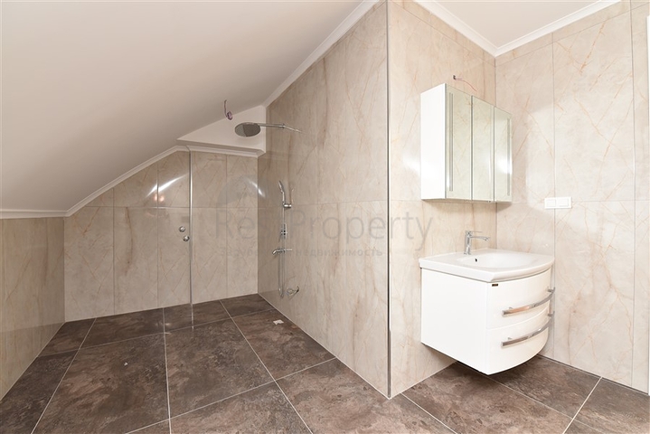 فيلا فاخرة - اطلالة بحر وقلعة - 7 غرف نوم - مسبح وحديقة خاص - في مركز الانيا 