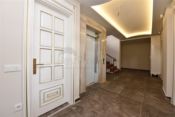 فيلا فاخرة - اطلالة بحر وقلعة - 7 غرف نوم - مسبح وحديقة خاص - في مركز الانيا 