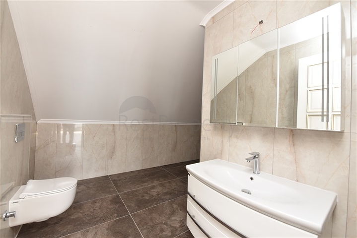 فيلا فاخرة - اطلالة بحر وقلعة - 7 غرف نوم - مسبح وحديقة خاص - في مركز الانيا 