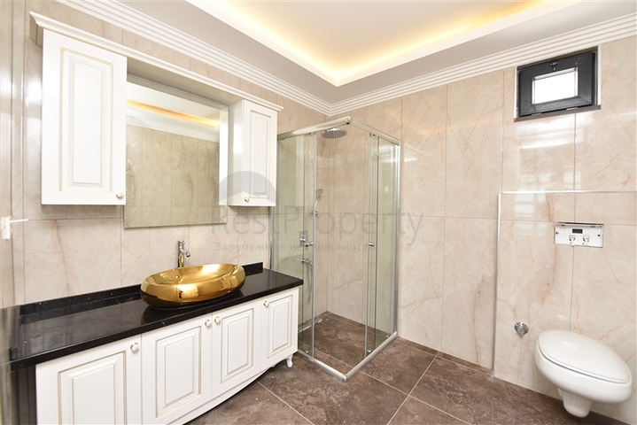 فيلا فاخرة - اطلالة بحر وقلعة - 7 غرف نوم - مسبح وحديقة خاص - في مركز الانيا 