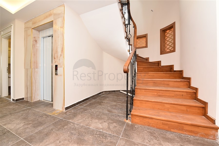 فيلا فاخرة - اطلالة بحر وقلعة - 7 غرف نوم - مسبح وحديقة خاص - في مركز الانيا 