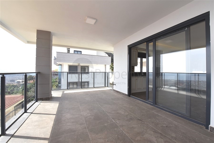 فيلا فاخرة - اطلالة بحر وقلعة - 7 غرف نوم - مسبح وحديقة خاص - في مركز الانيا 