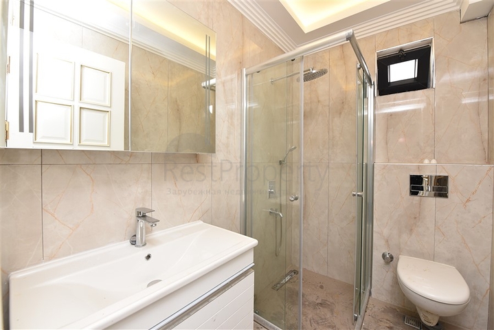 فيلا فاخرة - اطلالة بحر وقلعة - 7 غرف نوم - مسبح وحديقة خاص - في مركز الانيا 