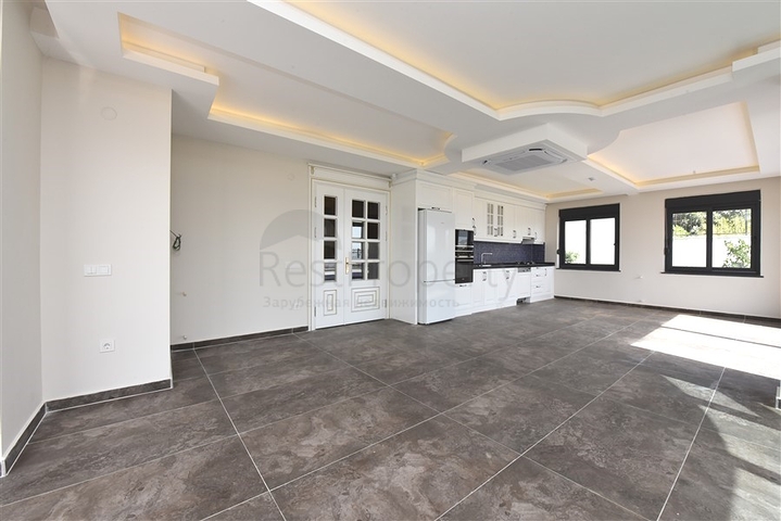 فيلا فاخرة - اطلالة بحر وقلعة - 7 غرف نوم - مسبح وحديقة خاص - في مركز الانيا 