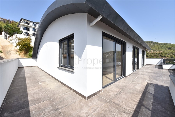 فيلا فاخرة - اطلالة بحر وقلعة - 7 غرف نوم - مسبح وحديقة خاص - في مركز الانيا 