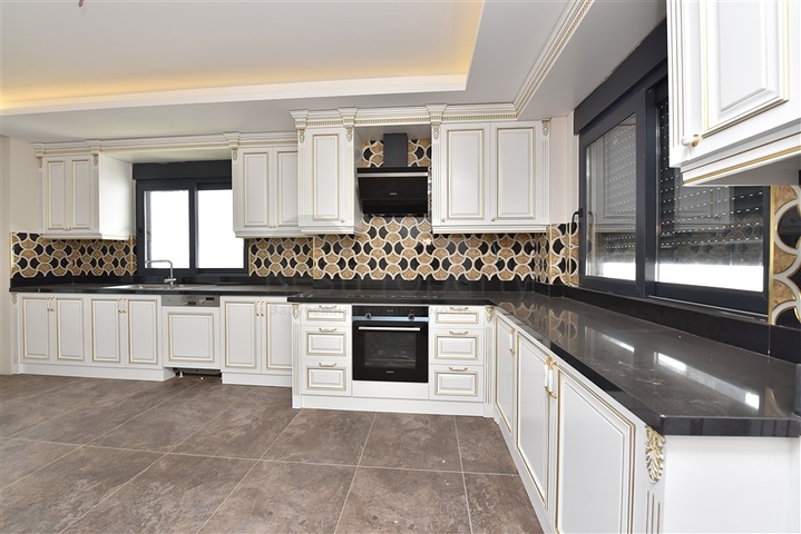 فيلا فاخرة - اطلالة بحر وقلعة - 7 غرف نوم - مسبح وحديقة خاص - في مركز الانيا 