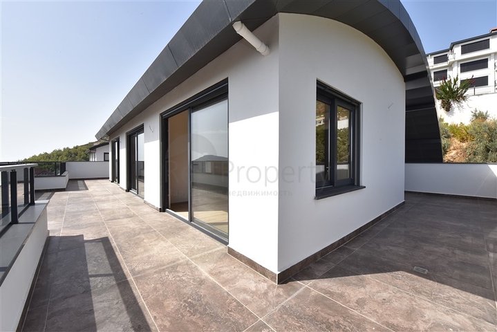 فيلا فاخرة - اطلالة بحر وقلعة - 7 غرف نوم - مسبح وحديقة خاص - في مركز الانيا 