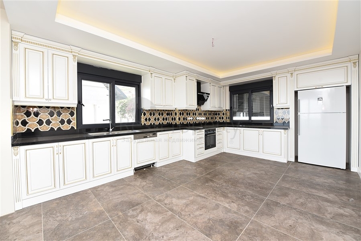 فيلا فاخرة - اطلالة بحر وقلعة - 7 غرف نوم - مسبح وحديقة خاص - في مركز الانيا 