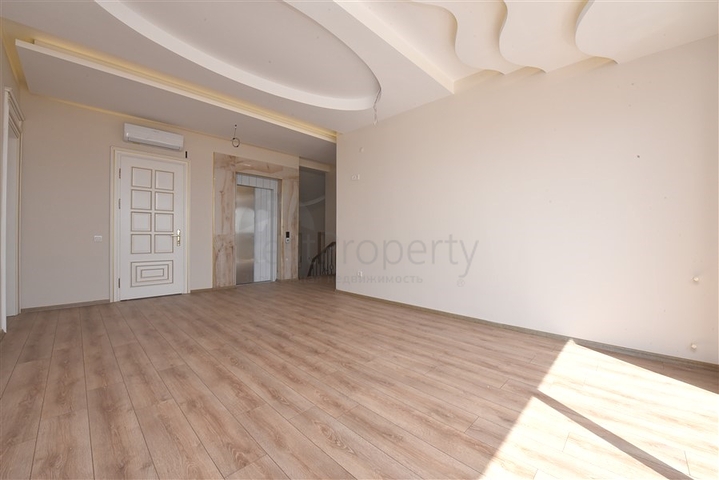 فيلا فاخرة - اطلالة بحر وقلعة - 7 غرف نوم - مسبح وحديقة خاص - في مركز الانيا 