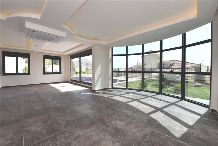 فيلا فاخرة - اطلالة بحر وقلعة - 7 غرف نوم - مسبح وحديقة خاص - في مركز الانيا 