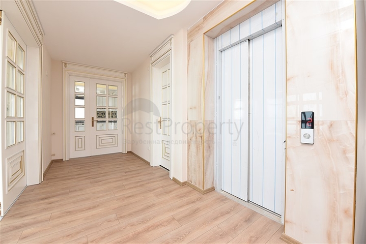 فيلا فاخرة - اطلالة بحر وقلعة - 7 غرف نوم - مسبح وحديقة خاص - في مركز الانيا 