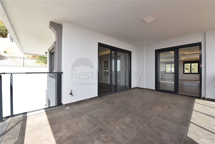 فيلا فاخرة - اطلالة بحر وقلعة - 7 غرف نوم - مسبح وحديقة خاص - في مركز الانيا 