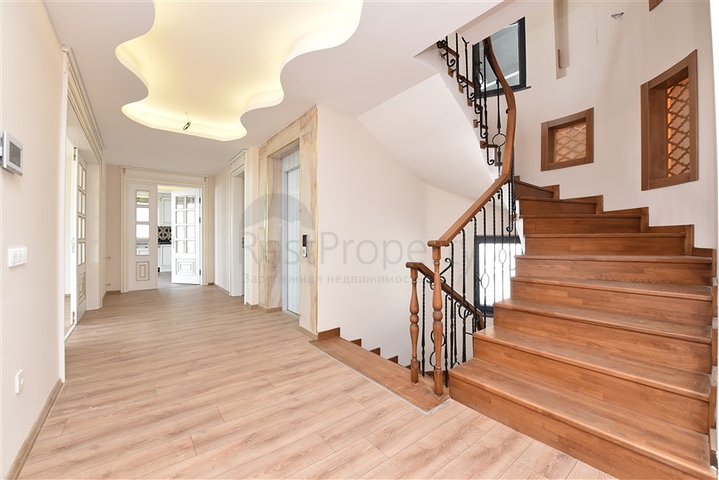 فيلا فاخرة - اطلالة بحر وقلعة - 7 غرف نوم - مسبح وحديقة خاص - في مركز الانيا 