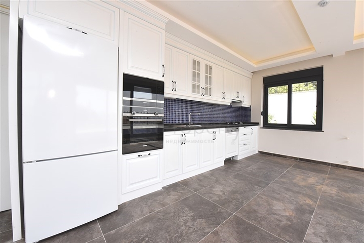 فيلا فاخرة - اطلالة بحر وقلعة - 7 غرف نوم - مسبح وحديقة خاص - في مركز الانيا 