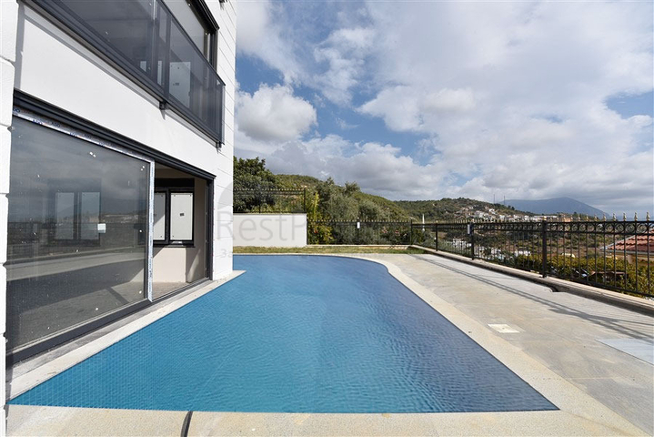 فيلا فاخرة - اطلالة بحر وقلعة - 7 غرف نوم - مسبح وحديقة خاص - في مركز الانيا 