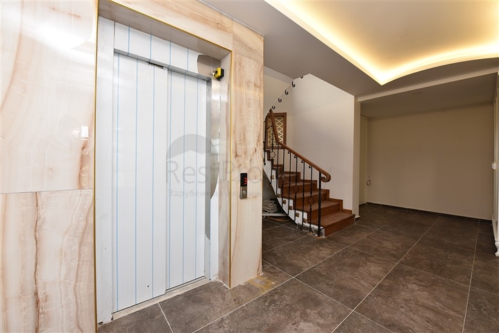 فيلا فاخرة - اطلالة بحر وقلعة - 7 غرف نوم - مسبح وحديقة خاص - في مركز الانيا 