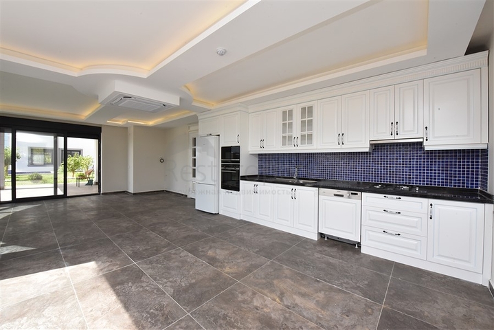 فيلا فاخرة - اطلالة بحر وقلعة - 7 غرف نوم - مسبح وحديقة خاص - في مركز الانيا 