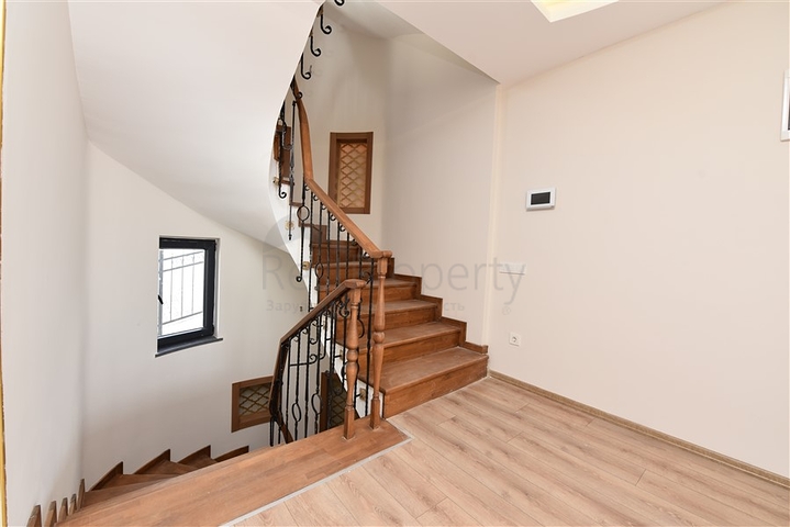 فيلا فاخرة - اطلالة بحر وقلعة - 7 غرف نوم - مسبح وحديقة خاص - في مركز الانيا 