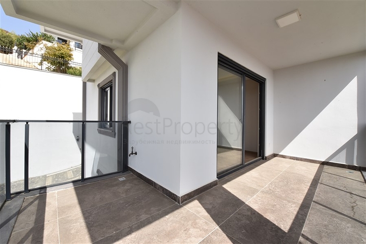 فيلا فاخرة - اطلالة بحر وقلعة - 7 غرف نوم - مسبح وحديقة خاص - في مركز الانيا 