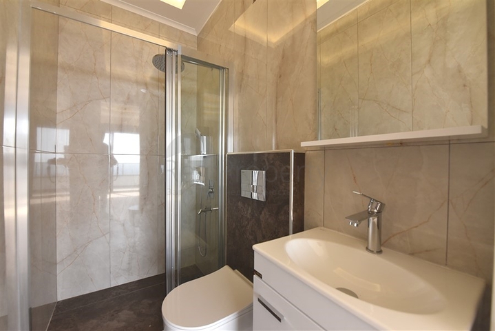 فيلا فاخرة - اطلالة بحر وقلعة - 7 غرف نوم - مسبح وحديقة خاص - في مركز الانيا 