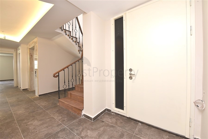 فيلا فاخرة - اطلالة بحر وقلعة - 7 غرف نوم - مسبح وحديقة خاص - في مركز الانيا 