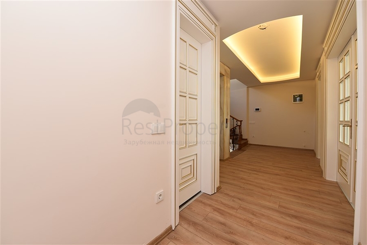 فيلا فاخرة - اطلالة بحر وقلعة - 7 غرف نوم - مسبح وحديقة خاص - في مركز الانيا 