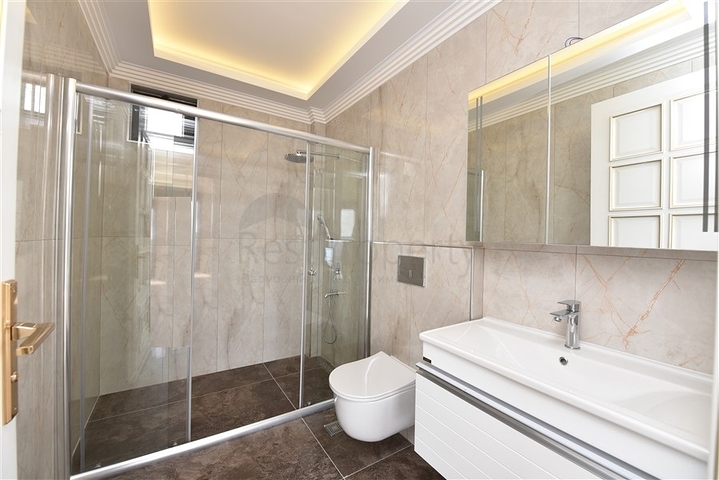 فيلا فاخرة - اطلالة بحر وقلعة - 7 غرف نوم - مسبح وحديقة خاص - في مركز الانيا 