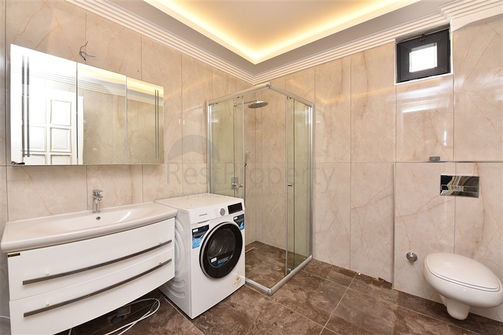 فيلا فاخرة - اطلالة بحر وقلعة - 7 غرف نوم - مسبح وحديقة خاص - في مركز الانيا 